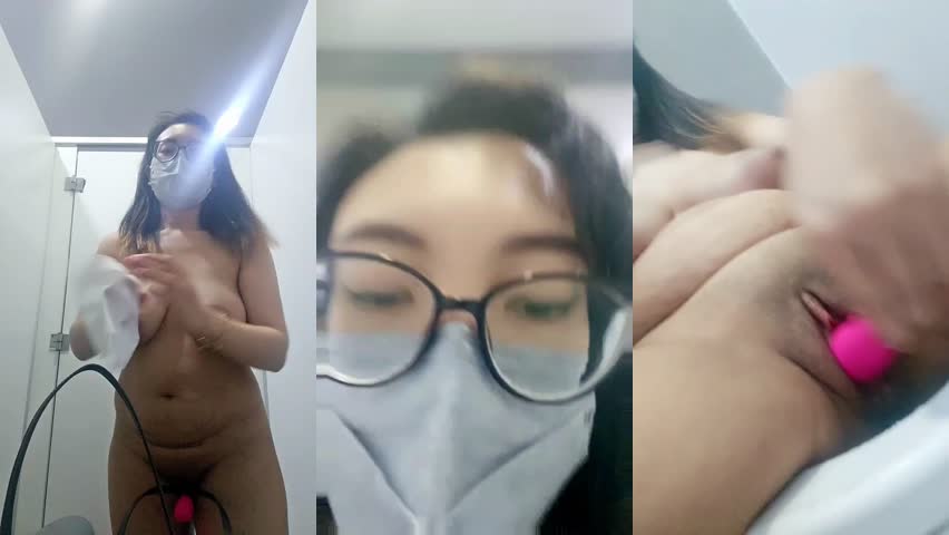 Bokep Indo Mamih Hera Next Live Omek Geter di Toilet Umum Prank Viral